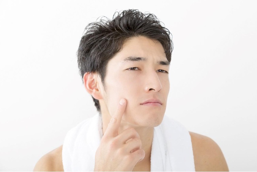 急に口周りのニキビができる原因は？男性向けの改善策やおすすめスキンケアを解説