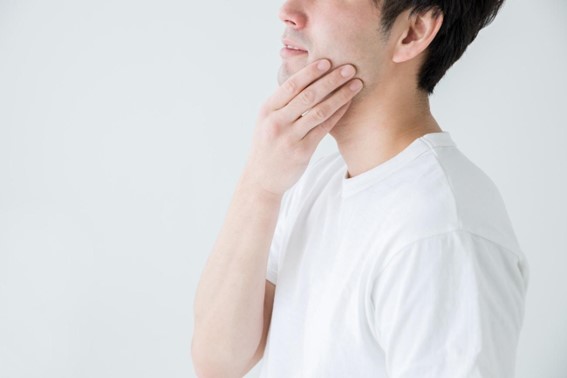 顔の皮脂を抑える方法はある？男性も実践しやすい対策法やスキンケアを解説！