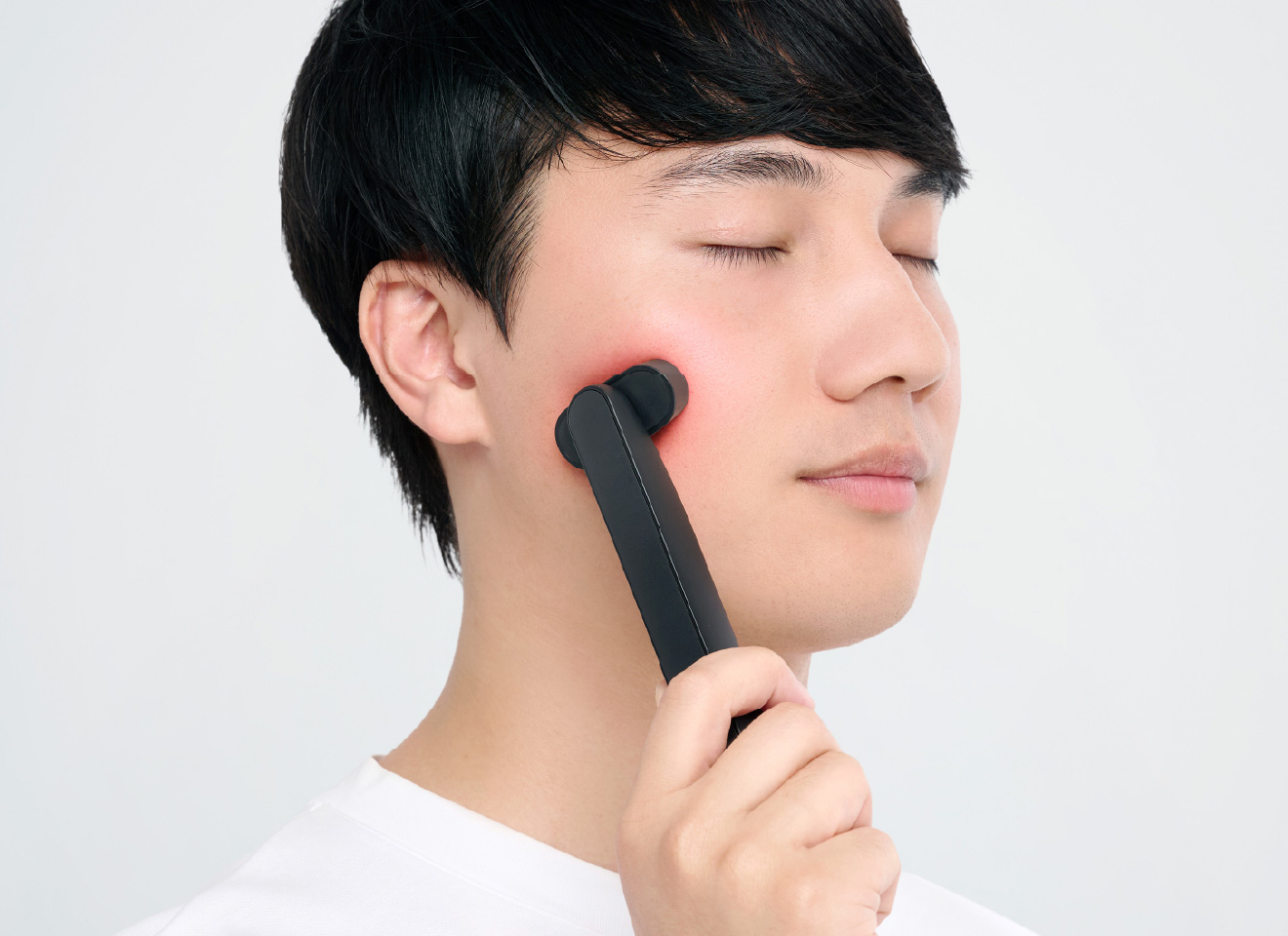 DISM美顔器を頬にあてている男性のイメージ