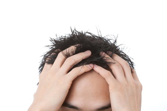 【毛髪診断士監修】男の頭皮の臭いの原因は？シャンプー選びなどの対策方法を徹底解説