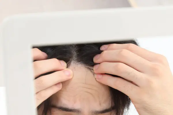 髪に結び目ができる「玉結び」の原因は？髪へのダメージと対策法