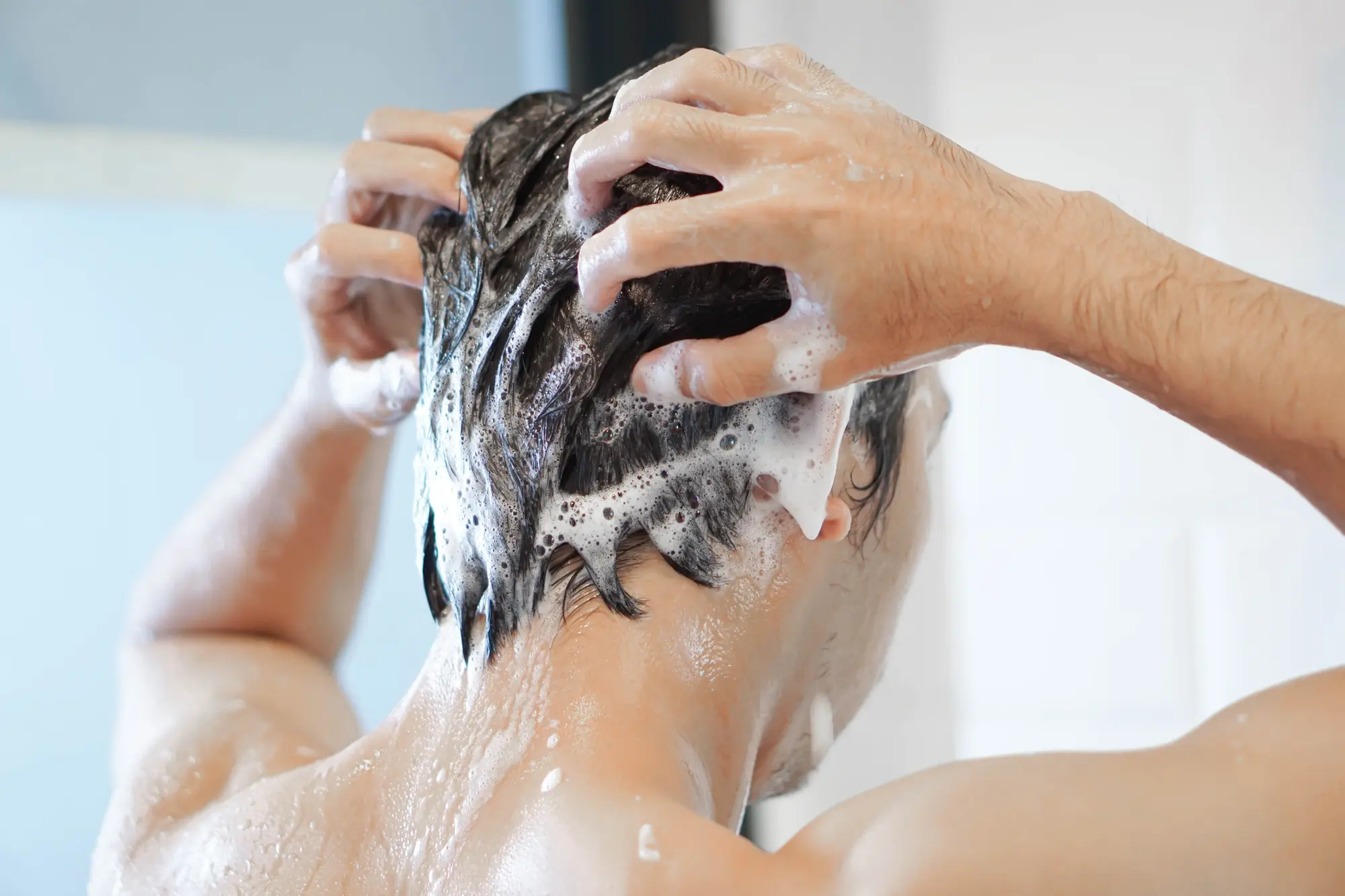 「髪を洗う」のではなく「頭皮を洗う」。抜け毛を防ぐ正しいシャンプーの方法！
