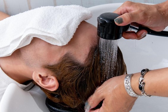 男の頭皮の洗い方は？臭いやフケの予防には洗い方・乾かし方が重要！
