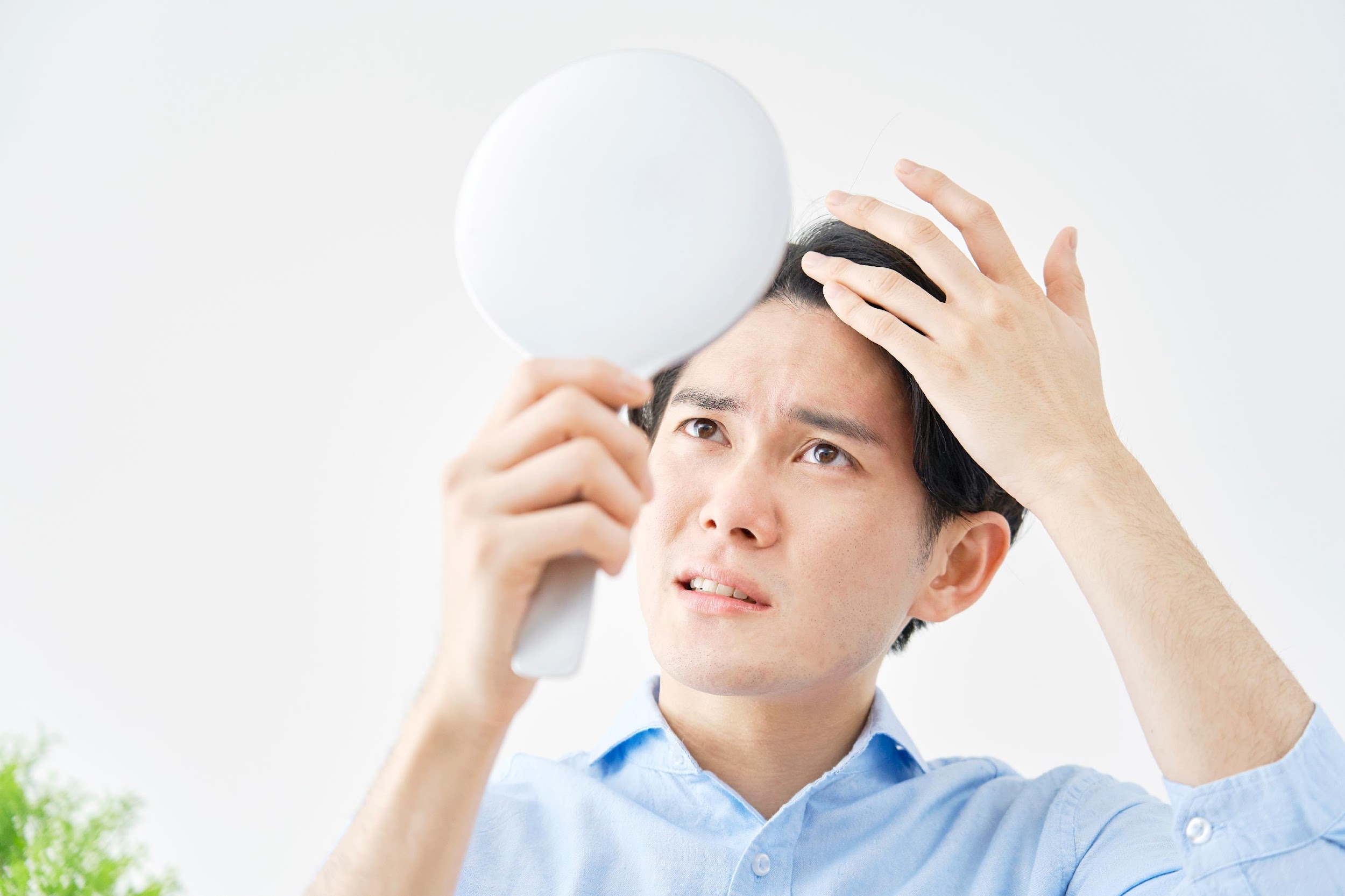 【毛髪診断士監修】頭のフケは病気のサイン？フケが出る病気と受診目安・セルフケア方法を解説 