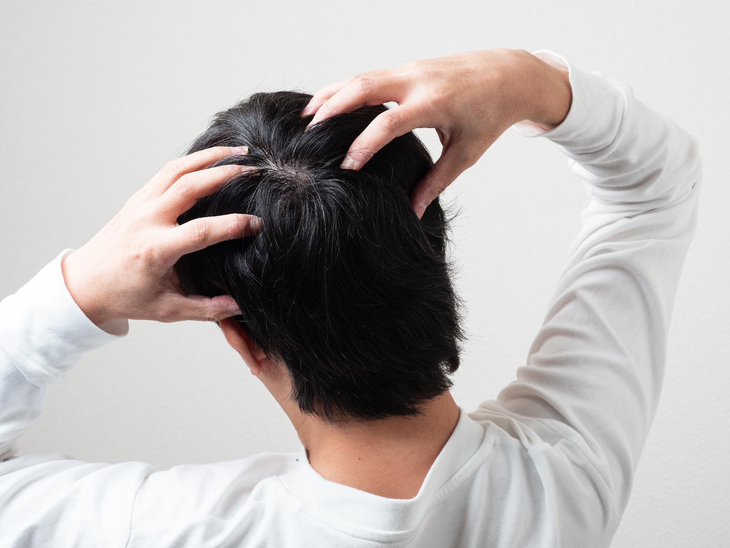 【毛髪診断士監修】頭皮の疲れはなぜ起きる？放置のリスクや解消方法・ケアするメリットを解説