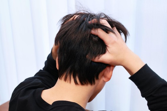 頭皮がガチガチの状態とは？硬くなる原因や柔らかくする方法も解説！