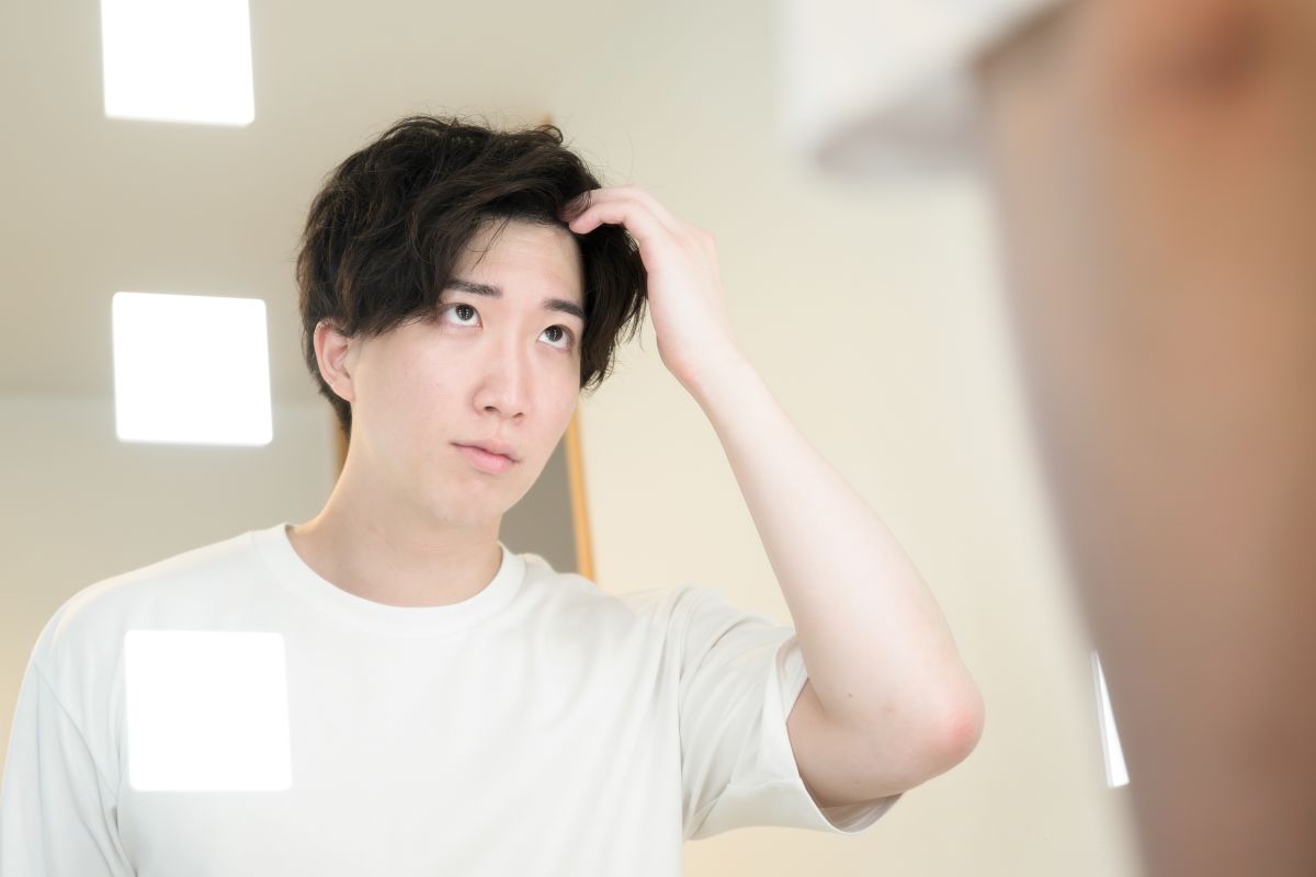 20代でハゲる原因とは？若ハゲのサインと今すぐできる対策を解説