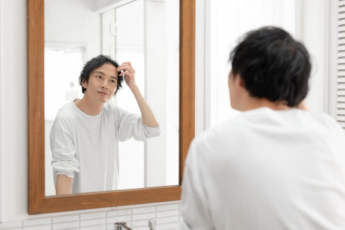 本当に生え際は後退している？鏡と写真を使ったセルフチェックの方法