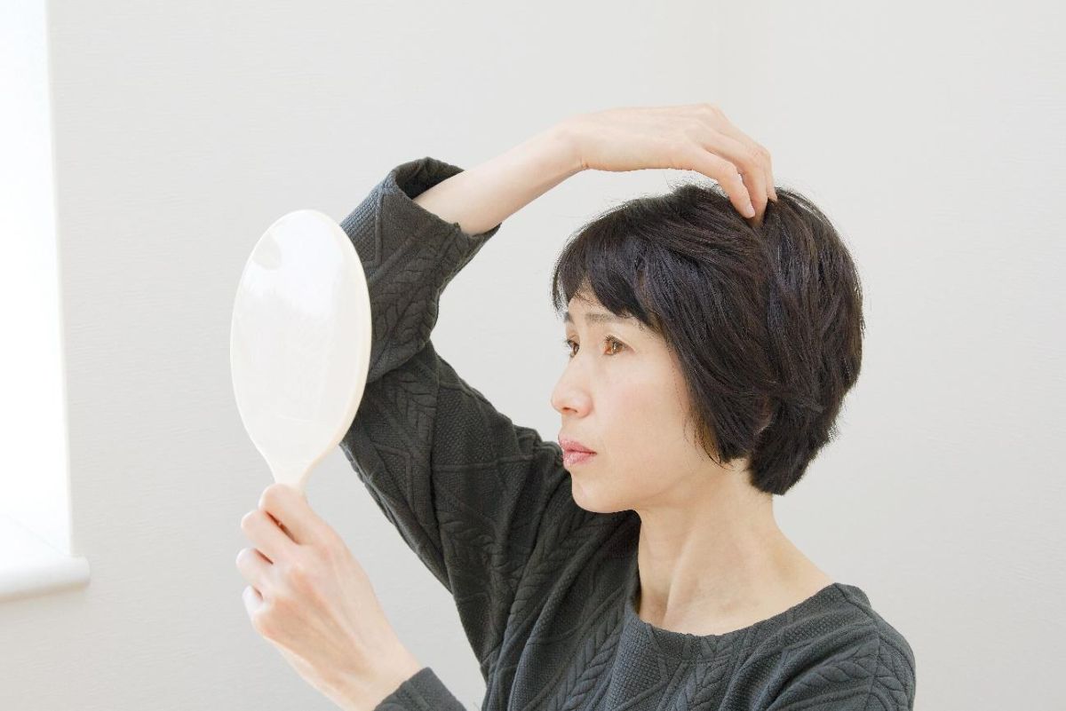 女性の薄毛治療とは？セルフケア方法と抜け毛改善方法について解説